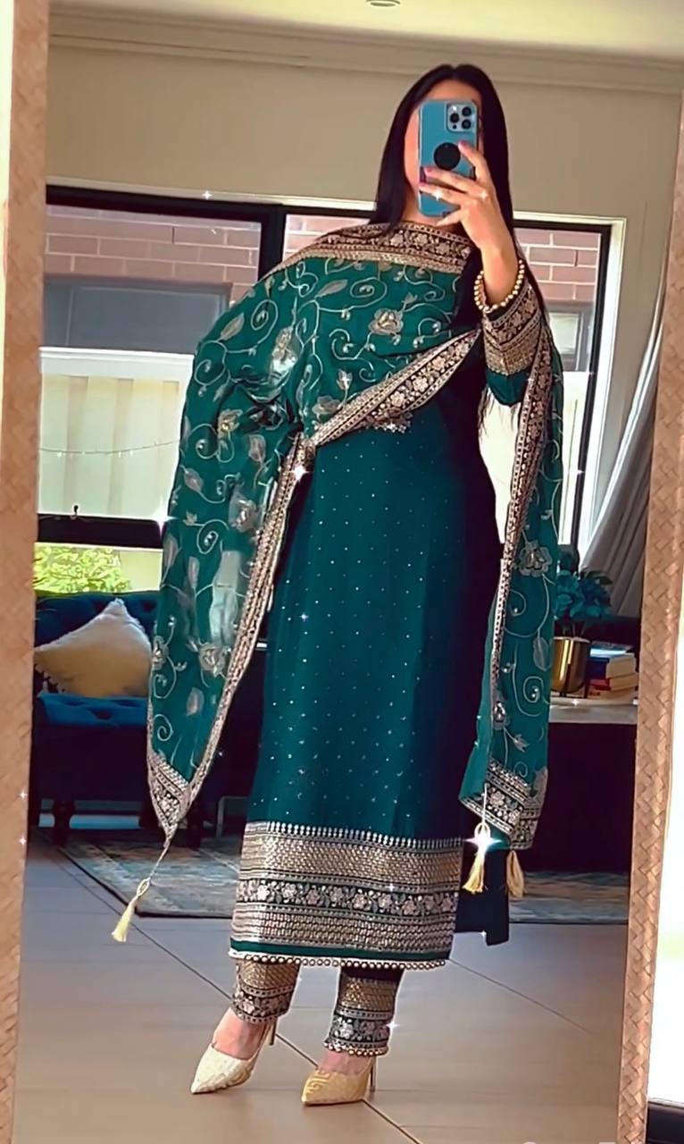 Exquisite Embellishments: Fancy Pakistani Suit Set for Every Occasion