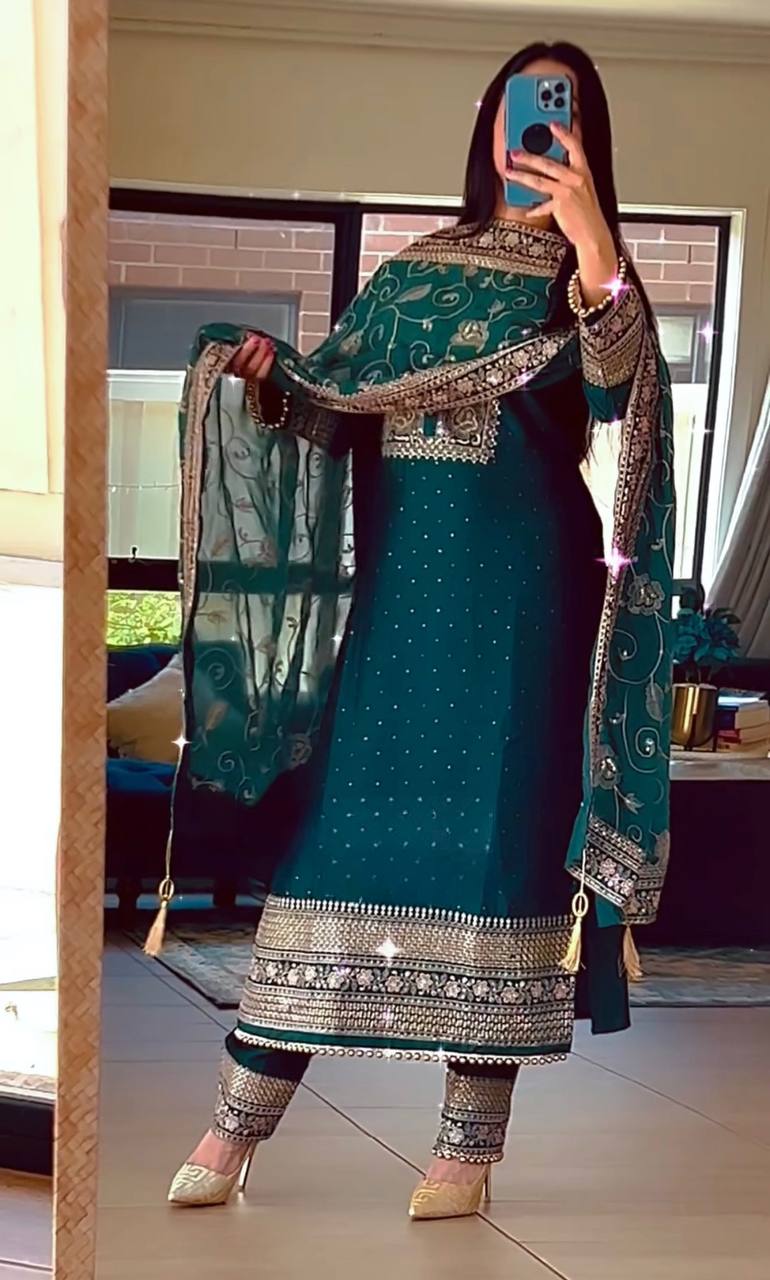 Exquisite Embellishments: Fancy Pakistani Suit Set for Every Occasion