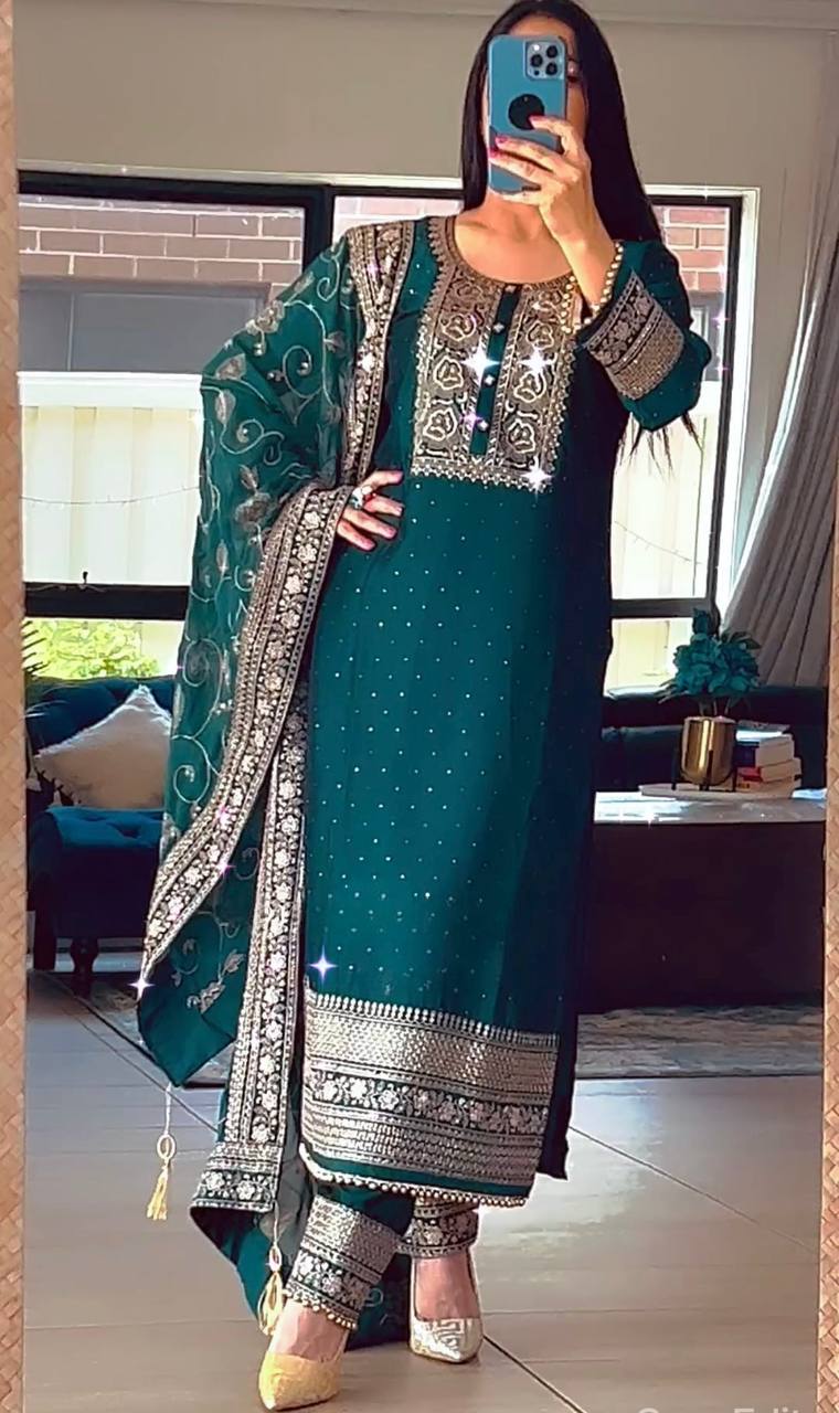 Exquisite Embellishments: Fancy Pakistani Suit Set for Every Occasion