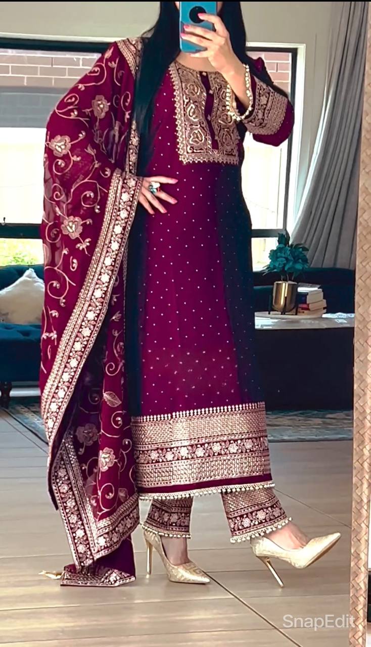 Exquisite Embellishments: Fancy Pakistani Suit Set for Every Occasion