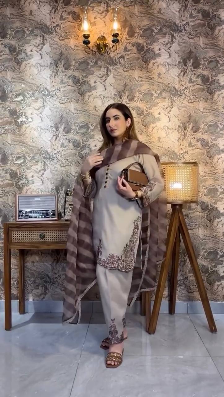 Aagyeyi Ensemble: Fox Georgette Dupatta Set – Party Perfect