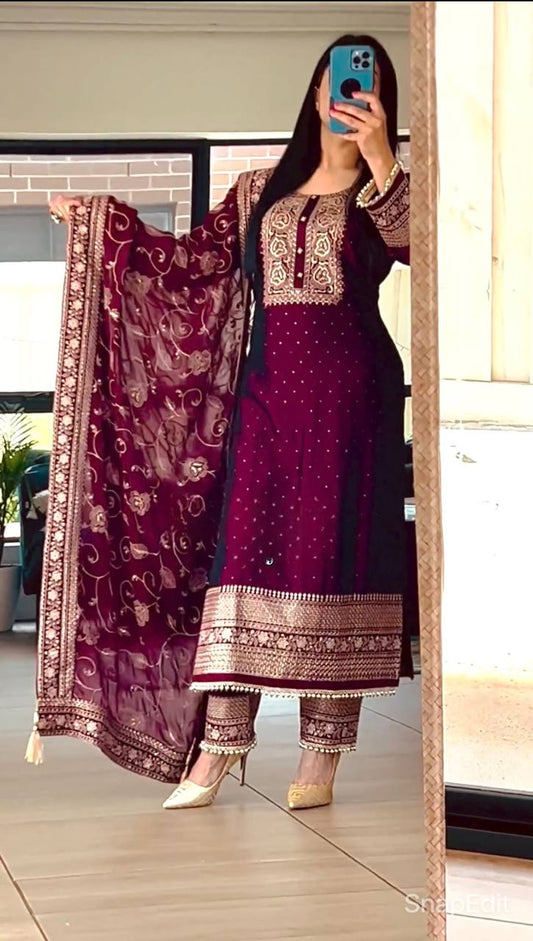 Exquisite Embellishments: Fancy Pakistani Suit Set for Every Occasion