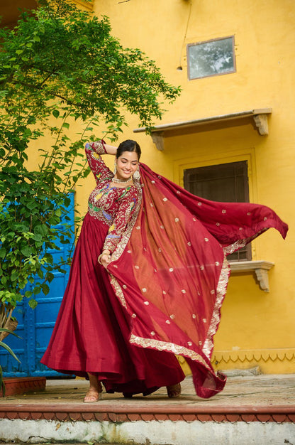 Zari Majesty – Vichitra Silk Gown with Dupatta Elegance